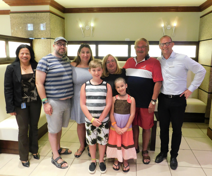 Family Weissman and Santos honored at Marriott Surf Club | Aruba.com