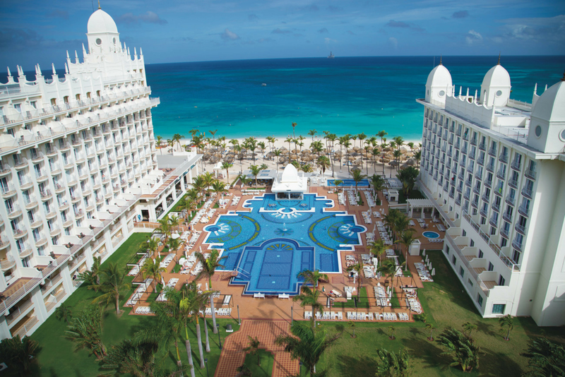 Mall en centro Renaissance - Picture of Hotel Riu Palace Aruba