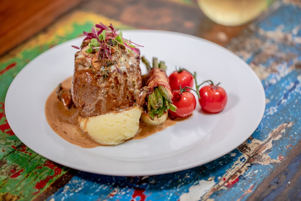 Discover the top new restaurants in Aruba—from fresh waterfront seafood and local hidden gems to trendy Palm Beach hotspots.